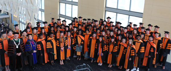 2022 graduates posing for a group photo with Chancellor Buckley.