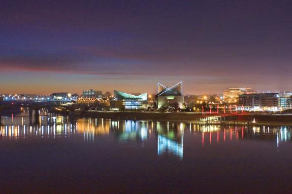 Tennessee Aquarium - skyline at night